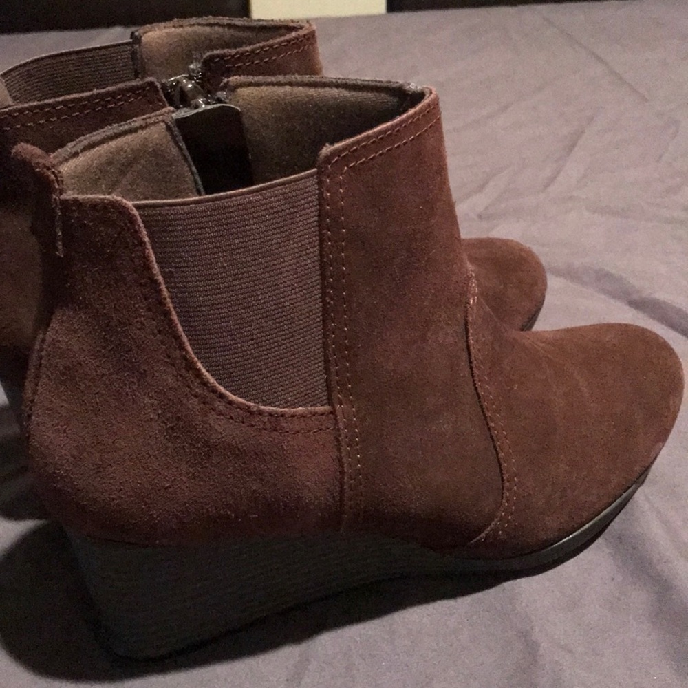 EUC Clark’s brown suede wedges